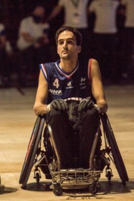Joueur handicapé jouant au basket