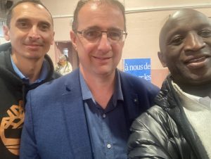 Selfie avec les personnes engagées.