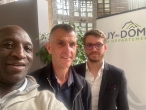 Selfie avec les personnes engagées.