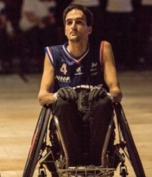 Joueur handicapé jouant au basket Joueur handicapé jouant au basket